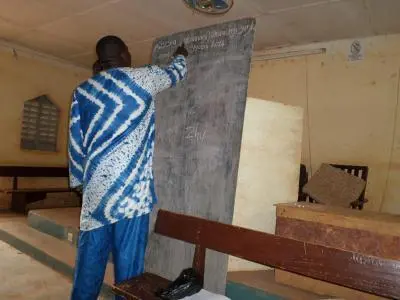 Ibrahima est entrain lire  le Supyire